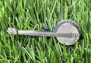 ✅Pin broche banjo de peltre sintético vintage detallado intrincado en relieve 1,75" Japón - Imagen 1 de 7