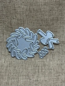 Lawn Fawn “Mini Wreath” Metal Craft Dies - Wreath, Bow, Berries - Picture 1 of 2