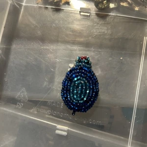 Prendedor de tortuga de cuero con cuentas artesanal vintage nativo americano rojo azul 02251 - Imagen 1 de 4