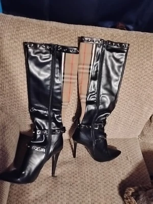 Botas de tacón alto Burberry de cuero negro/patrón de cuadros de casa talla 42 (12 EE. UU.)... Foto 1 de 4