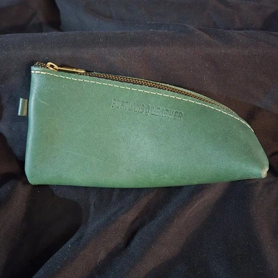Bolsa de maquillaje Portland Leather Goods Alpine verde lisa con cremallera Foto 1 de 4