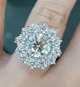 Anillo de compromiso de fiesta con halo de moissanita de corte redondo de 2 quilates D/VVS1 de oro blanco sólido de 14 quilates - Imagen 1 de 5