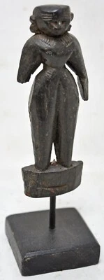Antigua estatuilla de hombre tribal de madera oscura sobre soporte original tallada a mano Foto 1 de 4