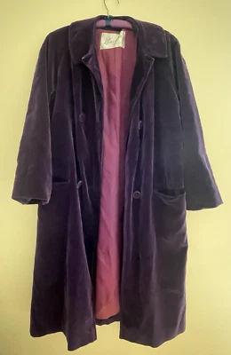 Abrigo de terciopelo púrpura berenjena de colección de Helen Van Vliet para Stanley Korshak, grande Foto 1 de 4
