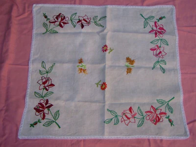 napperon ancien centre de table brodé main lin et dentelle 69 X 75 cm - Photo 1/4