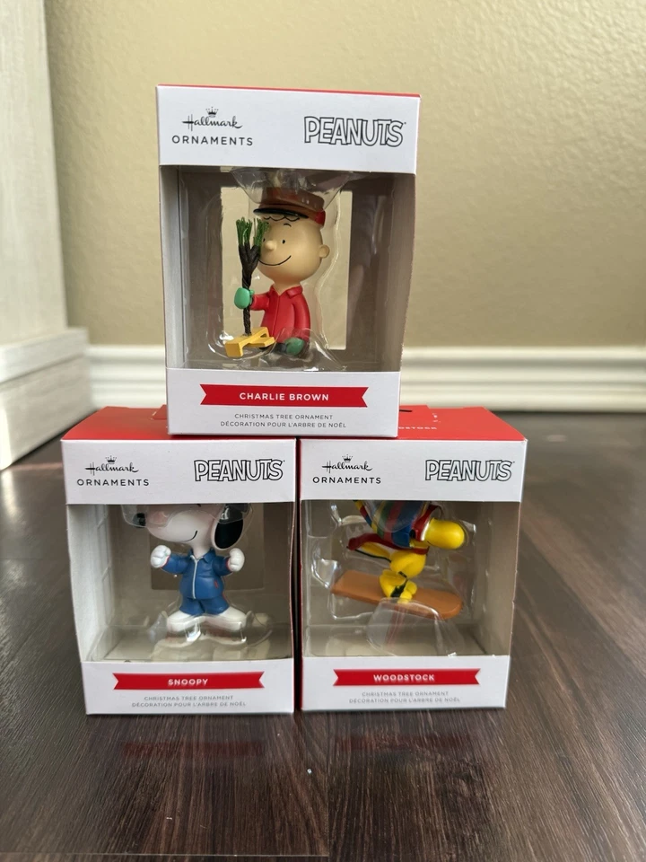 Lote de adornos Hallmark Peanuts - Snoopy, Charlie Brown con árbol, Woodstock Foto 1 de 1