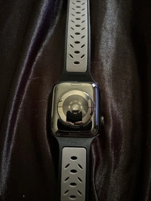 Apple Watch Series 5 44mm Caja Cerámica Acero Inoxidable Foto 1 de 3