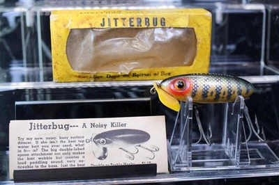 В КОРОБКЕ С ОКНОМ $1,10 - Arbogast военного времени Jitterbug пластиковая кромка приманка окунь каталог - Изображение 1 из 4