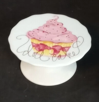 Muñeca Pastel Rosanna Pedestal Cupcake Porta Porcelana Redondo Borde Festoneado Usado en Excelente Condición Foto 1 de 4