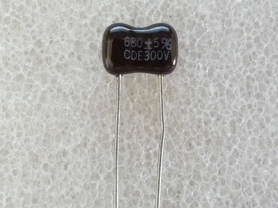 2x CDE Condensateur Silver Mica 680pF 300V 5% Radial 5.9mm