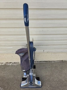 Aspiradora vertical comercial ROYAL BB6F azul vintage hecha en EE. UU. - Imagen 1 de 20