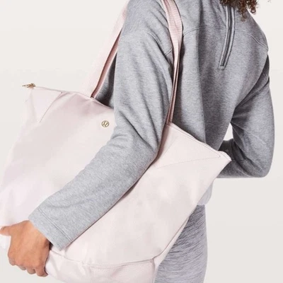 Bolso de Mano LULULEMON Agudo 23L Rosa Brumoso Gimnasio TravelGold Hardware Cremallera Ligero Foto 1 de 4