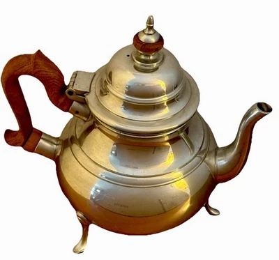 Tetera de peltre Williamsburg Kirk Stieff con elegante mango de madera marrón VACACIONES Foto 1 de 4