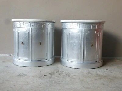 PAR DE MESAS DE TAMBOR LLAVE GRIEGA HOJA PLATEADA TAPA MÁRMOL HOLLYWOOD REGENCY MEDIADOS DE SIGLO Foto 1 de 4