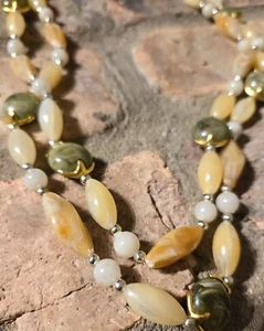 Collana Beige Verde Arancione Perline Lunghe Gioielli Rustico Prarie Celtic Myst Vintage  - Foto 1 di 8