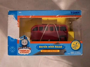 Autobús TOMY 2005 Thomas & Friends a batería BERTIE (daño en la caja) - Imagen 1 de 7