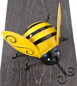 Hanging Metal Bumble Bee Decoration Garden Accent 3D Sculpture Brand New - Picture 1 of 4