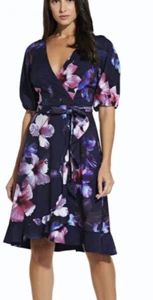 Adrianna Papell Damen neu mit Etikett Rüschensaum verträumtes Hibiskus Wickelkleid Pflaume Multi 6 - Bild 1 von 5