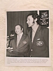 Richard Petty~Anthony Granatelli~STP Corp~foto 8" x 10" bianco e nero~anni '70 - Foto 1 di 8