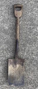 Antica pala in legno intagliato a mano manico a D 38,5” lama piatta in acciaio primi '900 - Foto 1 di 13