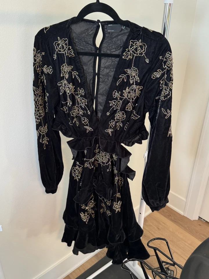 Mini vestido ASOS DESIGN de veludo com babado com estêncil floral e costas abertas tamanho 8 - Imagem 1 de 4