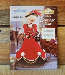 Needlecraft Shop gehäkelte Damenmode Leslie's Kutschenanzug 11,5" Puppe 962517 - Bild 1 von 6