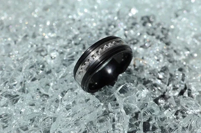 Anillo de boda minimalista de dos tonos con incrustaciones de plata de tungsteno unisex - 8 mm Foto 1 de 3