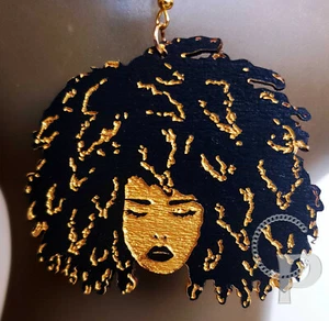 Pendientes de madera de corte láser Afro niña silueta África en negro y oro natural - Imagen 1 de 1