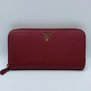 Portafoglio lungo PRADA logo pelle saffiano zip intorno rosso leggermente usato - Foto 1 di 11
