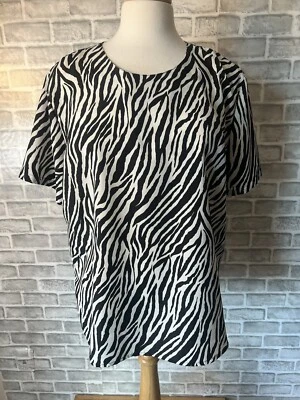Blusa corta Liz Baker 2X Plus negra/blanca con estampado de cebra SLV ojo de cerradura cuello redondo Foto 1 de 4