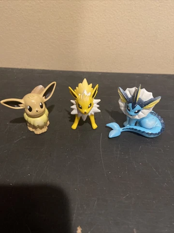 Eevee and Jolteon TOMY Pokemon Figures CGTSJ 1999 Nintendo 2"  Vaporeon Cover