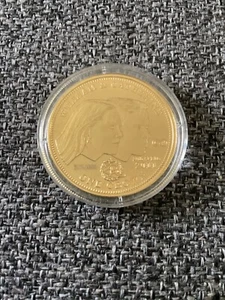 2011 WILLIAM & KATE B/U GOLD PLATED TDC 5 CROWNS COIN, UNCIRCULATED. - Bild 1 von 4