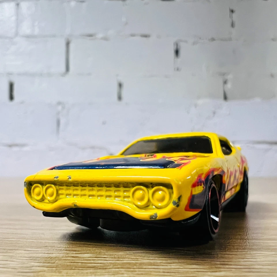 71 Plymouth Road Runner Amarillo Negro Llamas 2013 HW Showroom Heat Fleet Foto 1 de 4