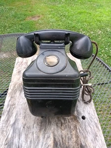 Antiguo teléfono de pared con manivela sin dial - Imagen 1 de 10