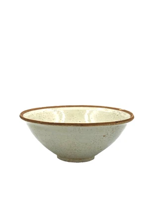 Un cuenco fino esmaltado en blanco con borde crudo Foto 1 de 4