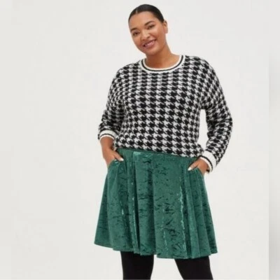 Mini falda patinadora de terciopelo tórrido Foto 1 de 4