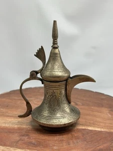 ANTIGUA cafetera Dallah de latón de Oriente Medio grabada - Imagen 1 de 3
