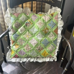 Vintage handgenäht gesteppt Kathedrale Fenster Kissen 14" x 14" Boho, Grannycore - Bild 1 von 5