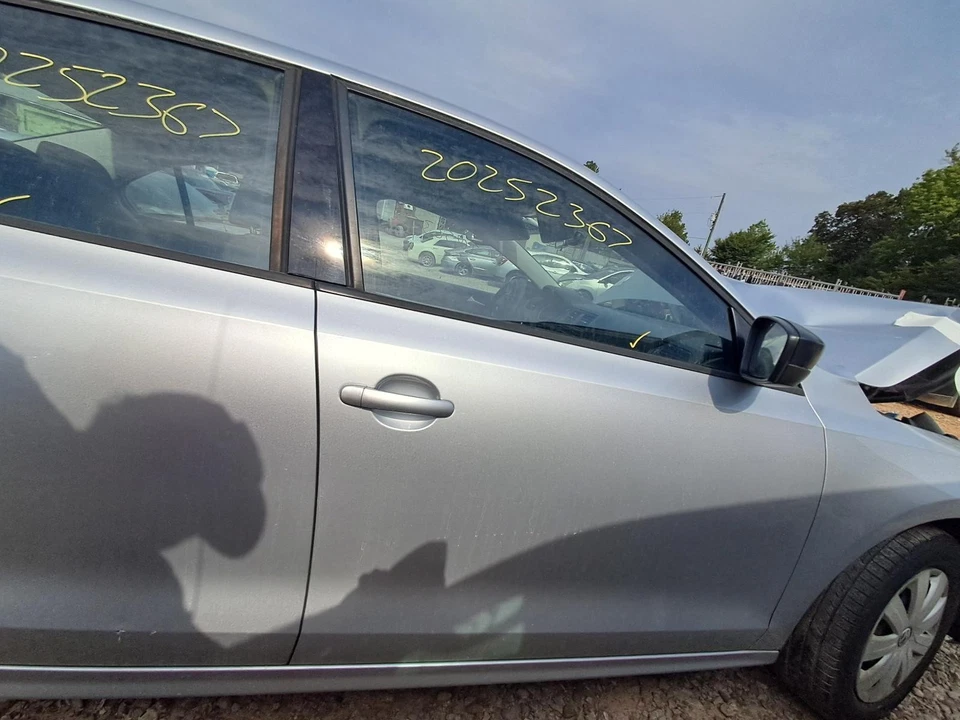 Used Front Right Door Assembly Front fits: 2015 Volkswagen Jetta Front Right Gra - Изображение 1 из 4