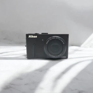 Nikon COOLPIX P300 12,2 MP 4,2x f/1,8 Digitalkamera schwarz - Bild 1 von 4