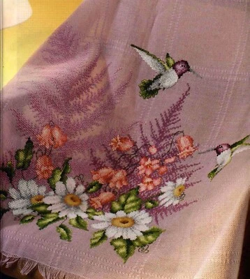 SCHEMA PUNTO CROCE RICAMO PER TOVAGLIA COLIBRI E FIORI DMC CROSS STITCH PATTERN - Immagine 1 di 2