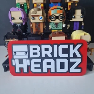 Lego Brickheadz Logo Sign Stand - Wielokolorowy i wydrukowany w 3D - Zdjęcie 1 z 5