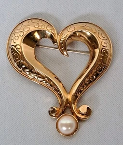 Vintage Signed Avon Large Gold Tone Heart Brooch Pin with Faux Pearl Accent - Picture 1 of 6