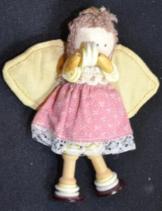Bambola angelo bottoni vintage fatta a mano ali vestito calamita tessuto giocattolo decorazione preghiera 4" - Foto 1 di 2