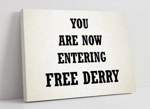 FREE DERRY CORNER, DERRY GIRLS - LIENZO ARTE DE PARED IMPRESIÓN OBRAS DE ARTE MARCO PROFUNDO - Imagen 1 de 2