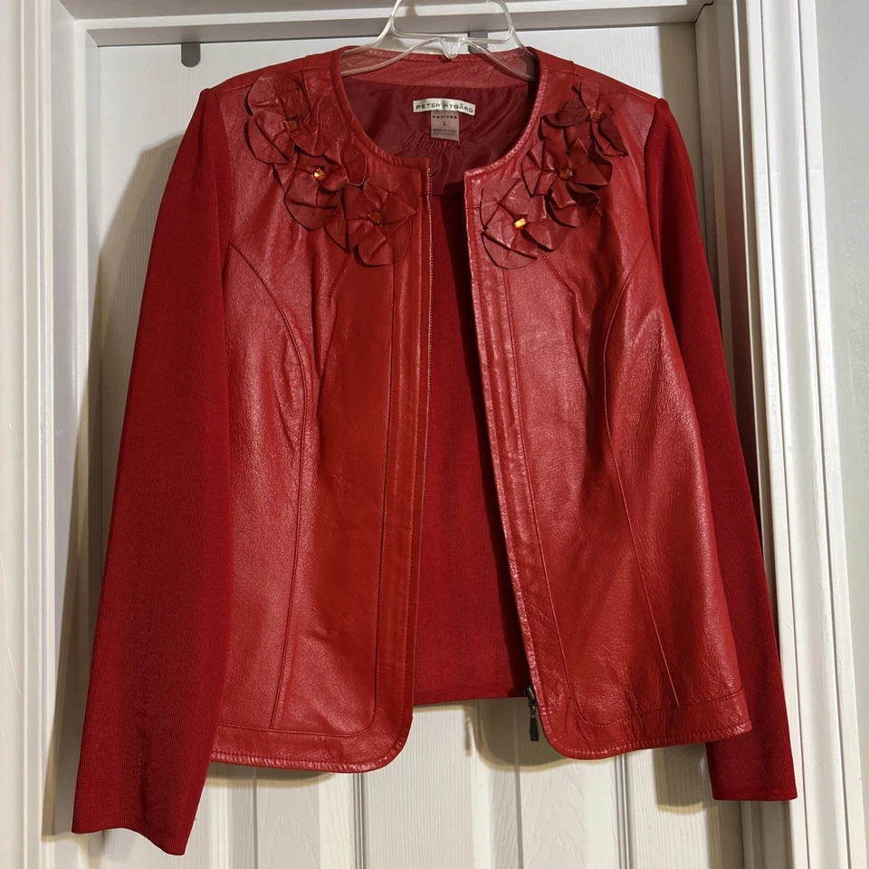 Chaqueta roja Peter Nygard de cuero y punto con cremallera acento flores y estrás talla L Foto 1 de 4