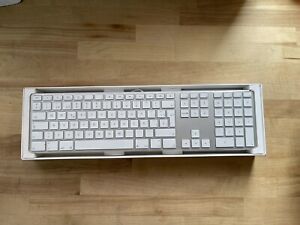 Apple A1243 MB110LL/A Wired Keyboard QWERTY SPANISH