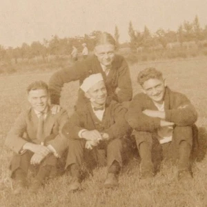 1920 Foto De Colección St John Kanty College Erie Pa Hombres Jóvenes Cuatro Mejores Amigos - Imagen 1 de 2
