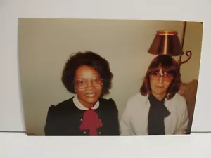 1980S VINTAGE FOUND PHOTOGRAPH COLOR ART ORIGINAL PHOTO NERD BLACK & WHITE WOMEN - Picture 1 of 4