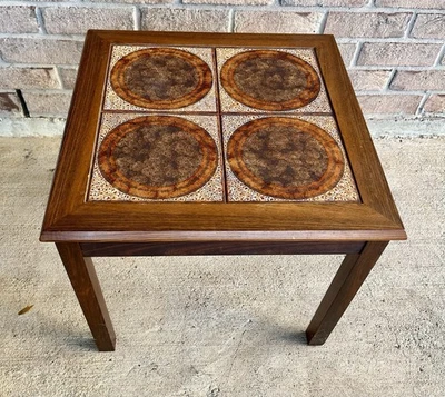 Mesa auxiliar danesa de teca con cuatro azulejos de cerámica mediados de siglo Foto 1 de 4